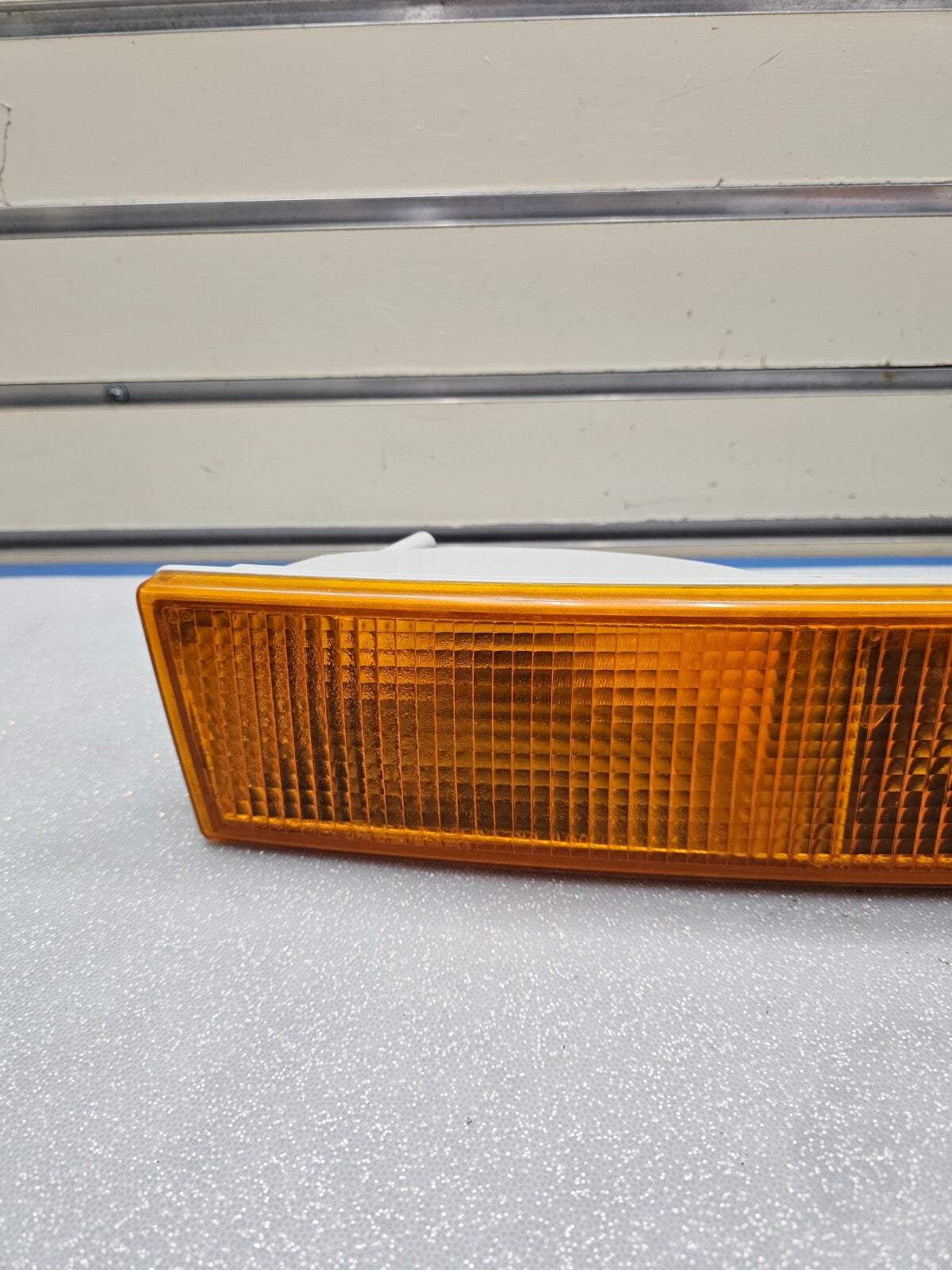 03-21EXPRESS SAVANA Passenger RIGHT Turn Signal Parking Light Amber Lens Housing