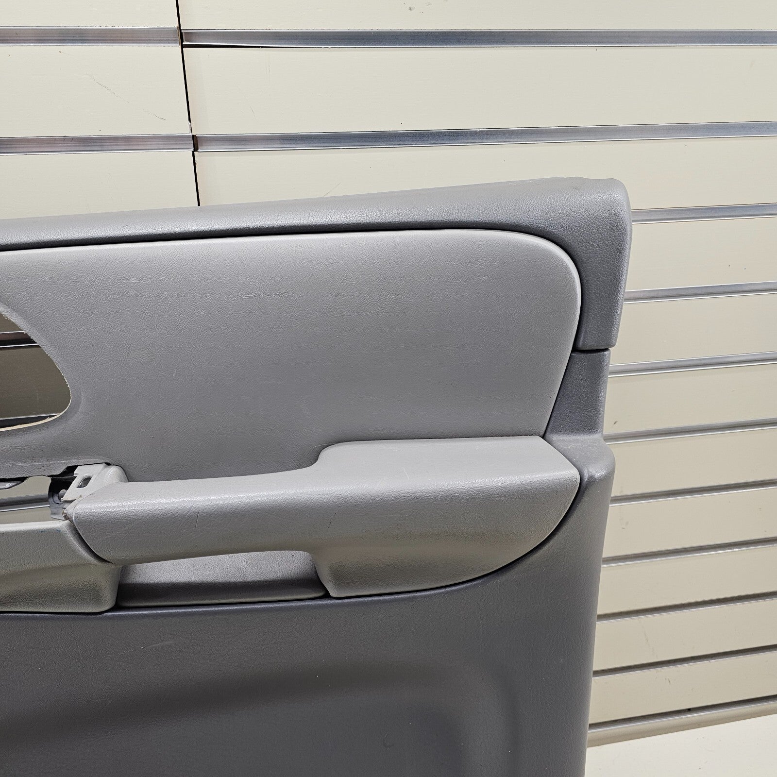 02-09 CHEVY TRAILBLAZER Door Panel  FrontRIGHT Passenger armrest GRAY -silver D8