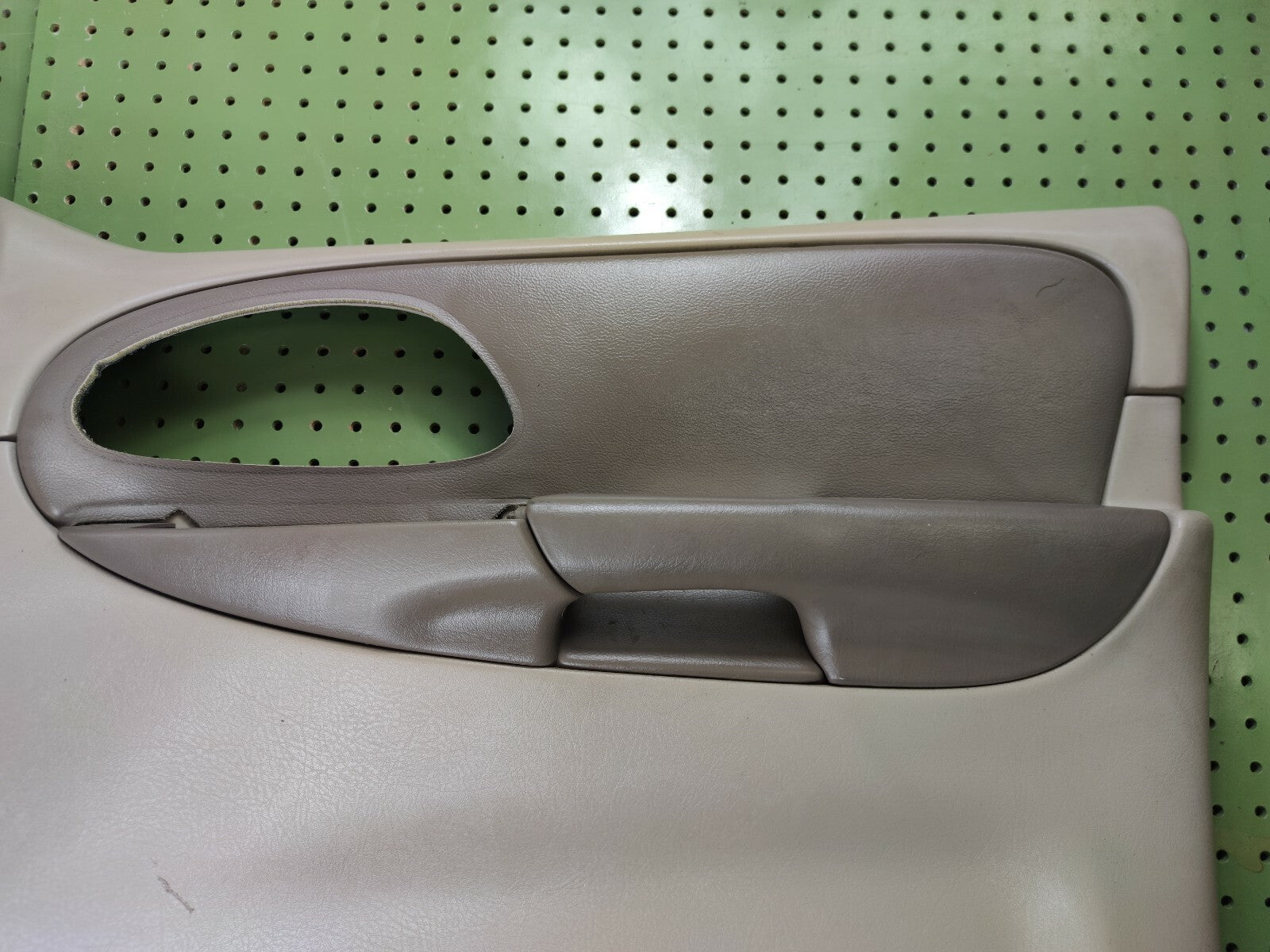 🔥2002-2009 CHEVY TRAILBLAZER Door Panel  Front RIGHT Passenger armrest TAN D8