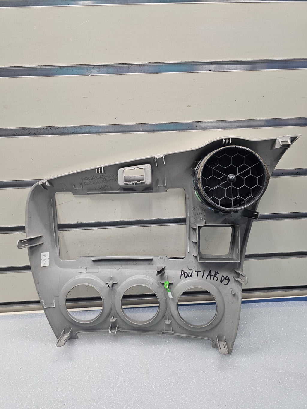 09-12 Toyota Matrix Pontiac Vibe Stereo Radio Dash Bezel Trim Vent SILVER B61