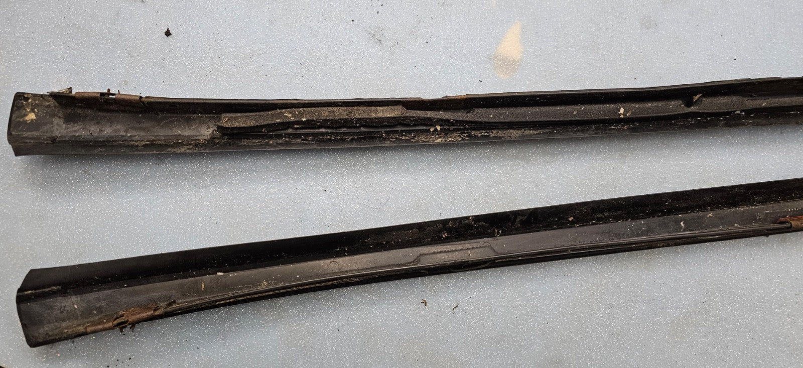 🔥04-08 CHRYSLER PACIFICA LEFT & RIGHT A PILLAR WINDSHIELD MOLDING MOPAR GENUINE