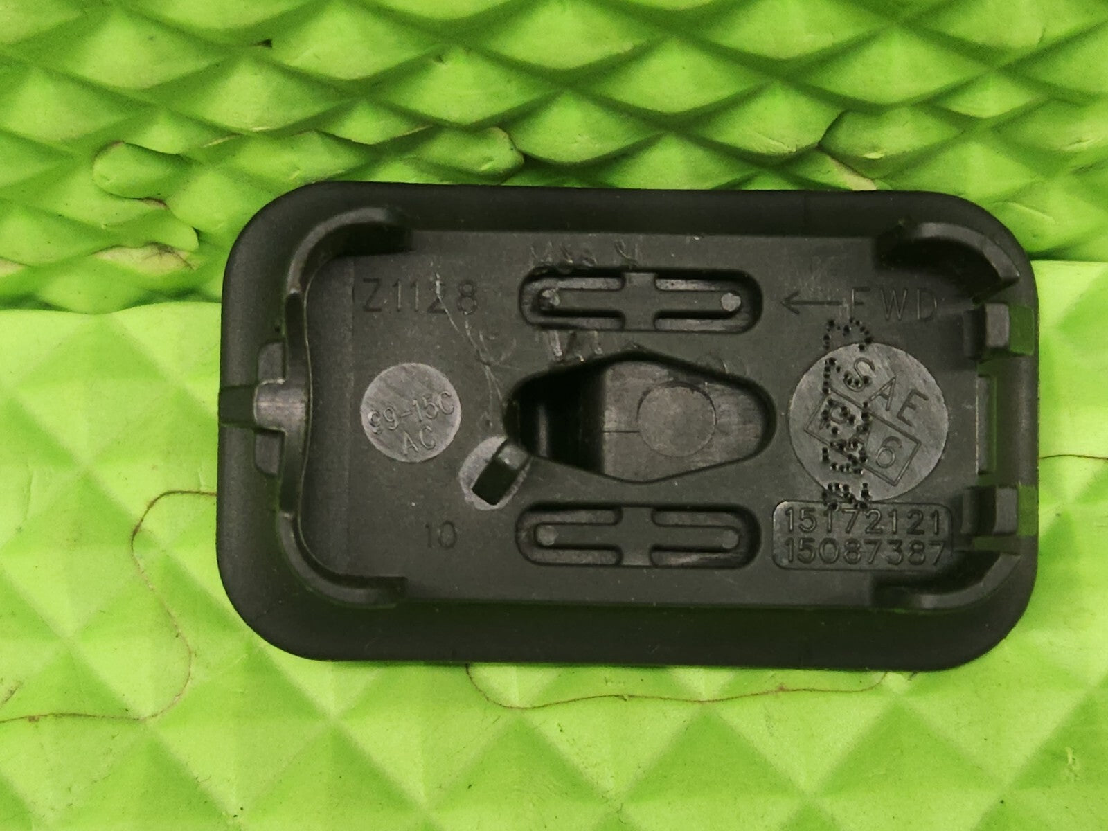 04-07 GMC Chevy Cadillac 15172121 Lever Front Side Door Lock OEM BLACK