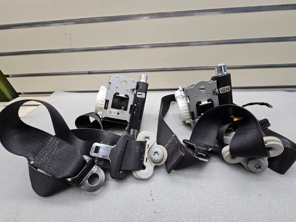 11-13 Grand Caravan Chrysler Town Country Front Seat Belt Retractor Assembly Set