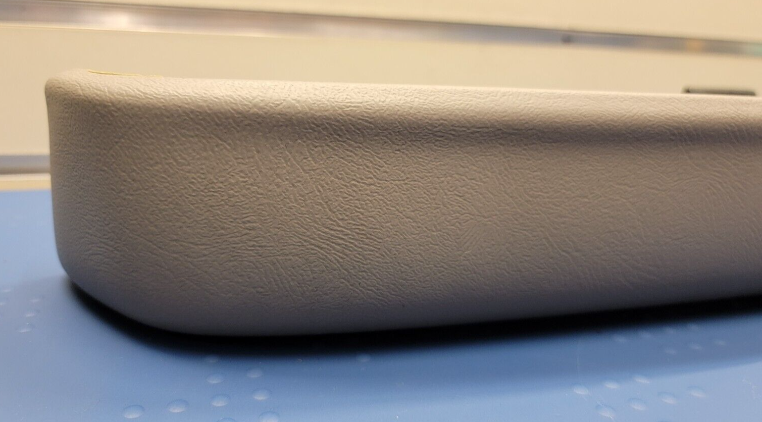 03-06 Silverado SIERRA TAHOE Door Panel ARMREST Front right Handle light gray H2