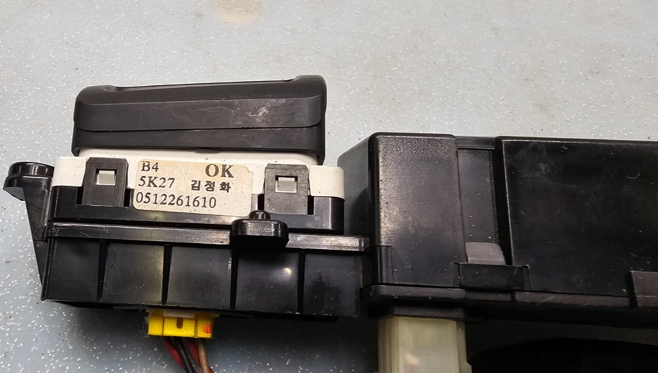 🔥05-10 Kia Sportage Hazard Switch Control Dash Clock Display Time Black