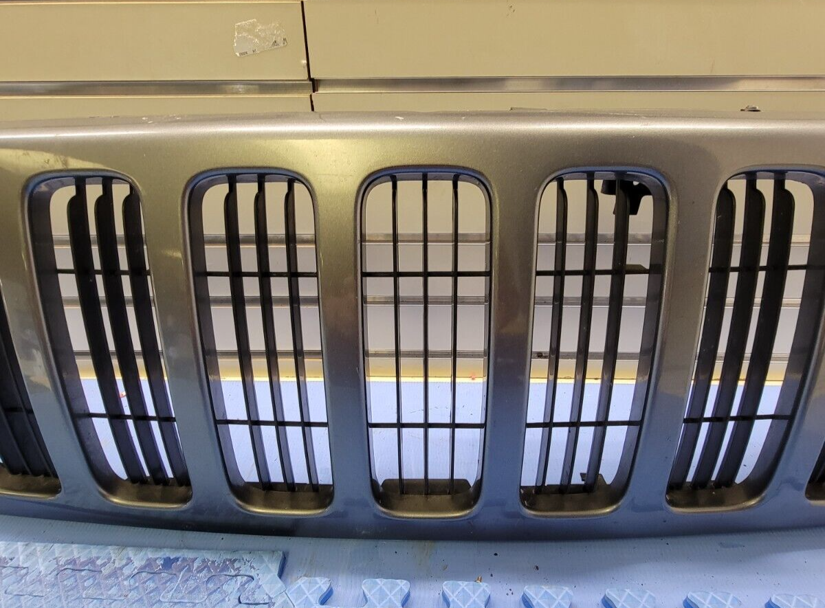 🔥02-04 Jeep Liberty KJ Top Upper Grille Assembly Chrome Genuine Gray OEM