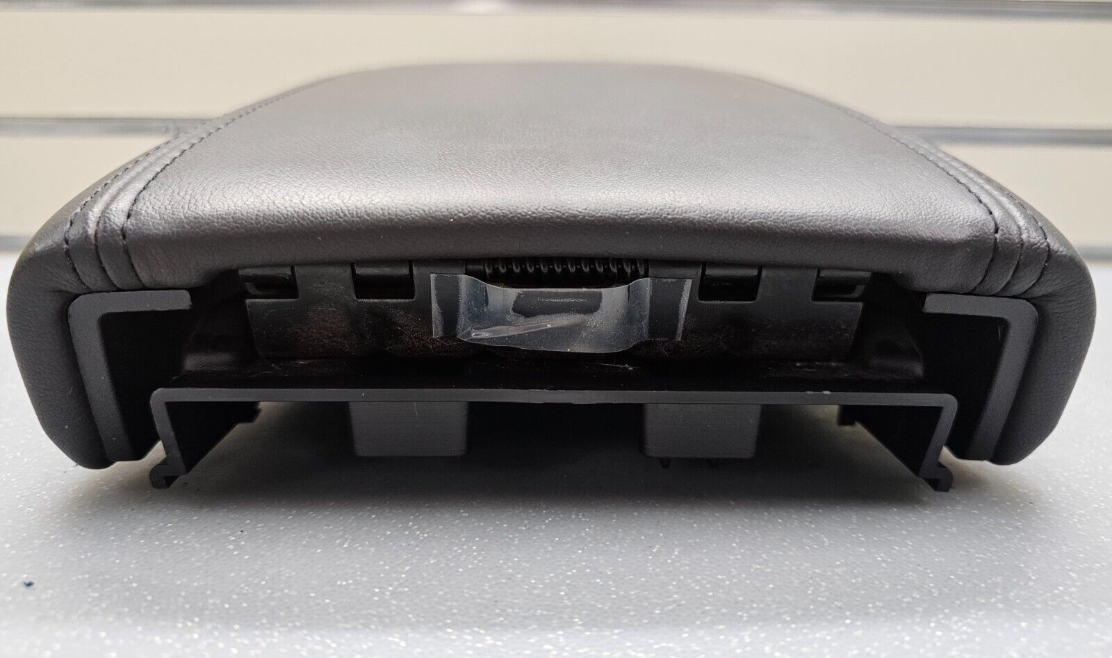07-17 TRAVERSE ACADIA Outlook Enclave Leather Armrest Center Console Lid Black