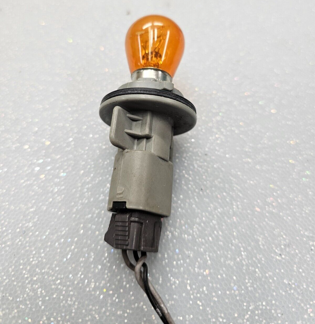 08-13 Nissan Rogue 99-04 Infiniti Turn Signal Light Bulb Socket Corner Flasher