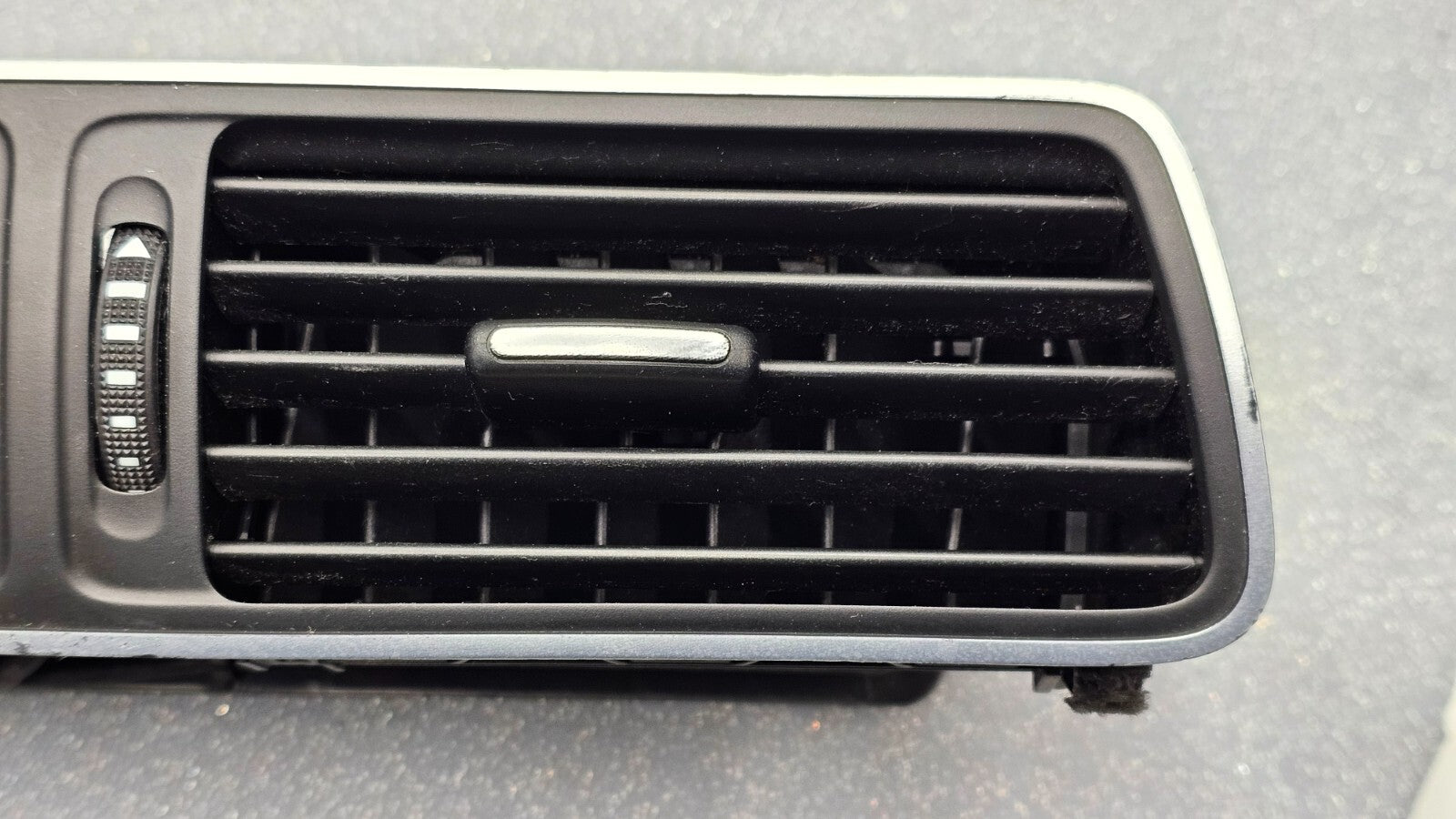 09-15 Volkswagen VW CC PASSAT DASH CENTER AC AIR VENT GRILLE HEATER PANEL BLACK