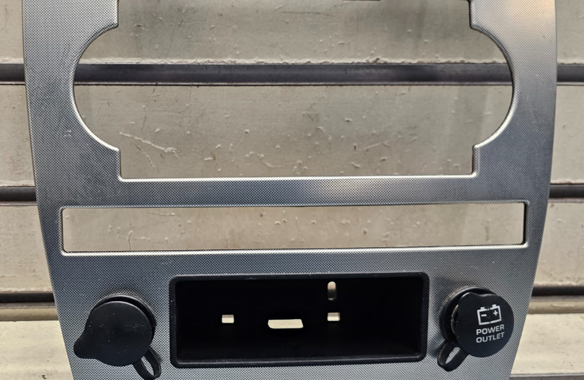 🔥05-06 JEEP GRAND CHEROKEE DASH PANEL RADIO SURROUND TRIM BEZEL SILVER B70