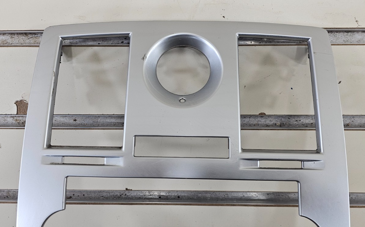 05-07 CHRYSLER 300 RADIO BEZEL CENTER AIR VENTS Storage CARBON SILVER B16