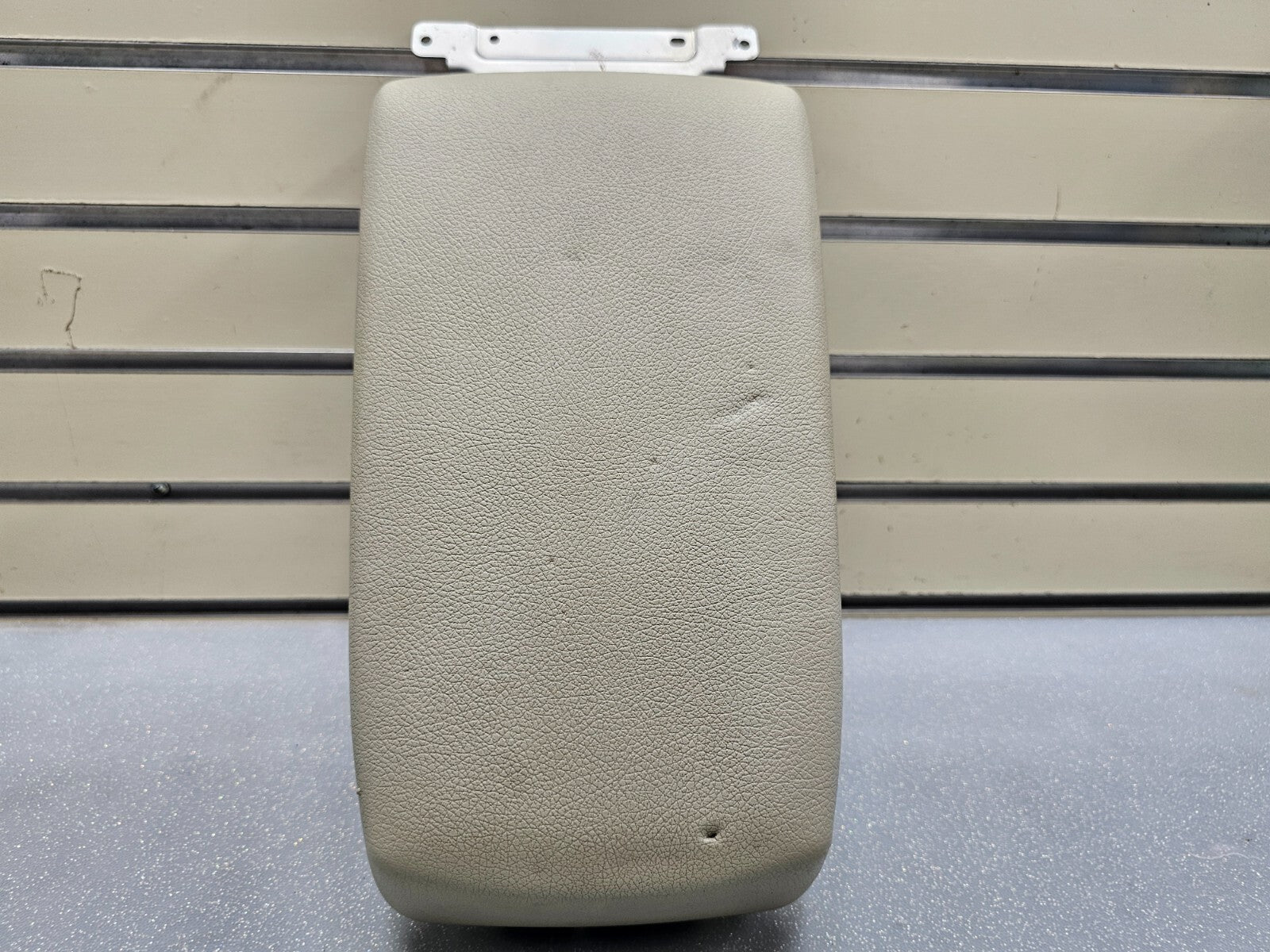 🔥10-14 LEGACY OUTBACK CENTER CONSOLE ARMREST LID COVER TOP PAD ASSEMBLY LT TAN