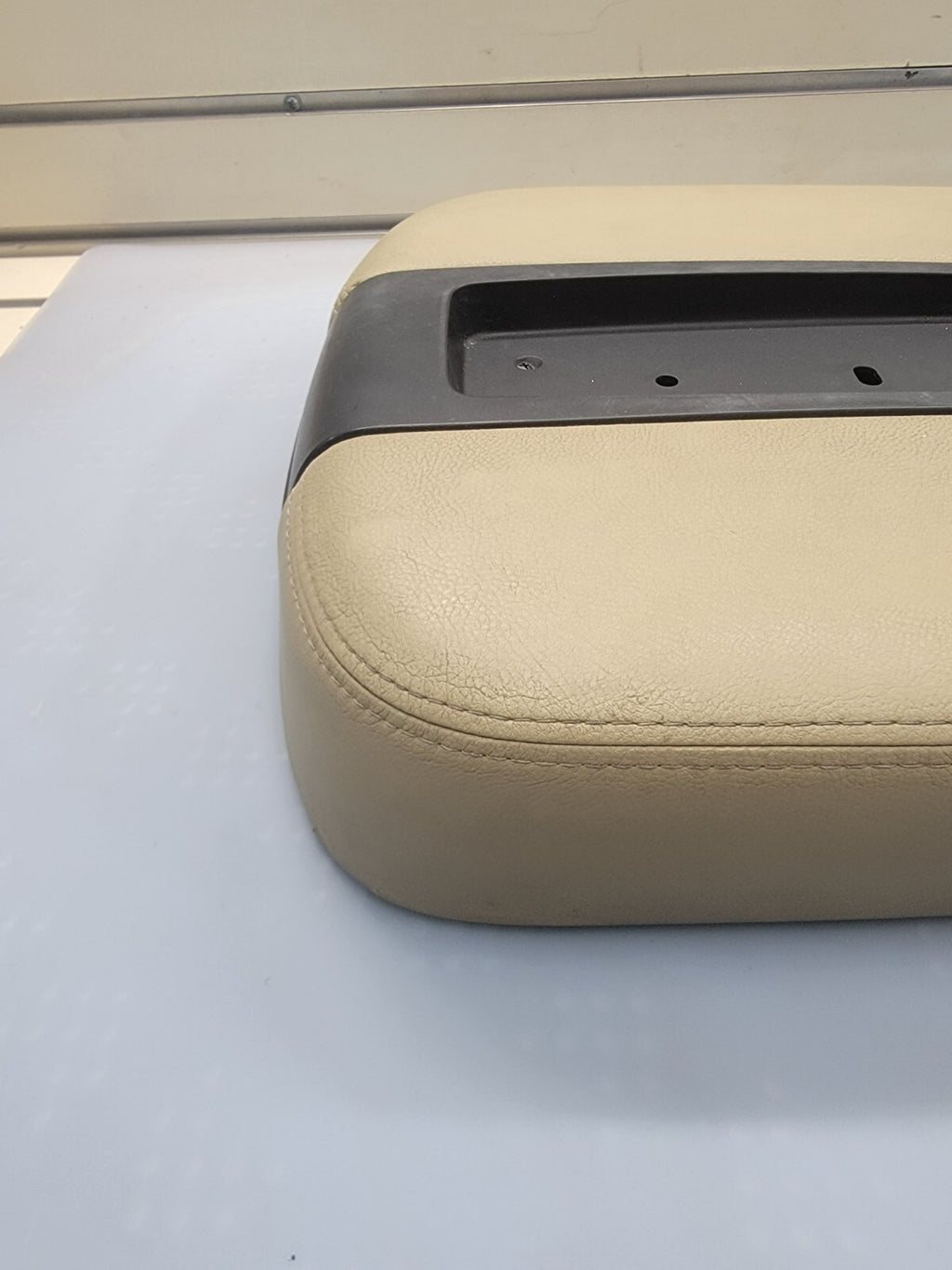 🔥07-13 Chevy Tahoe Suburban Leather Console Lid Armrest Cover LIGHT TAN JS5