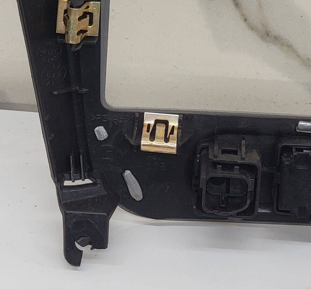 🔥08-12 Chevy MALIBU Center Dash Radio Bezel Panel Trim Clip broken screwhold B8