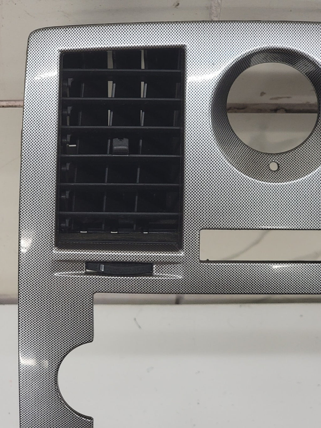 05-07 CHRYSLER 300 RADIO BEZEL CENTER AIR VENTS Storage CARBON SILVER B16