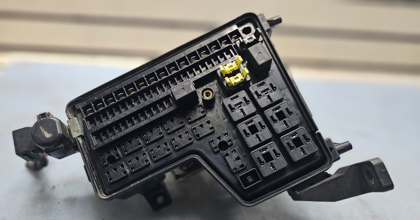 🔥02-05 DODGE RAM INTEGRATED POWER DISTRIBUTION MODULE FUSE BOX OEM