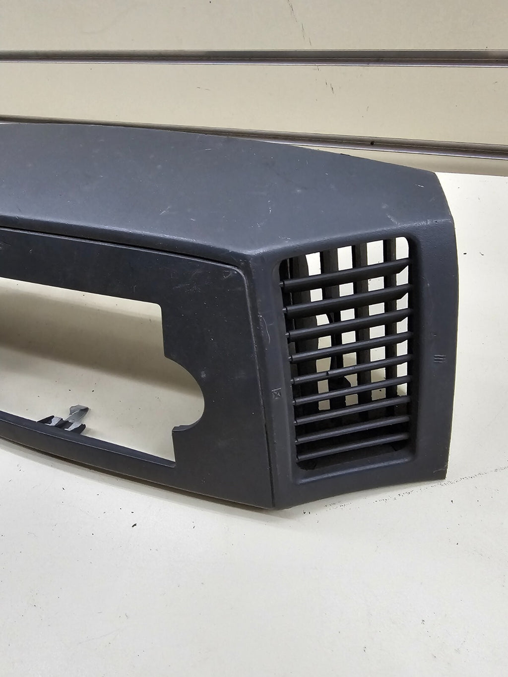 05-07 Jeep Grand Cherokee Center Radio Dash Bezel Trim Panel Surround Balck B30