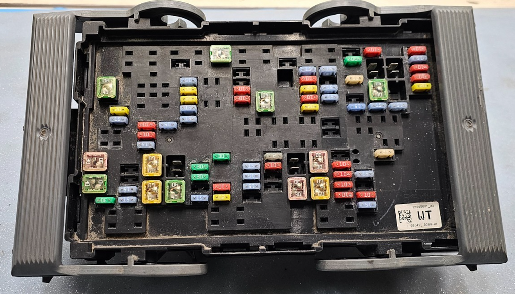 07-09 Suburban Yukon Engine Fuse Box Relay Body Control Module Integrated Power