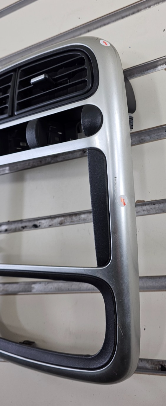 🔥01-05 Saturn L100 L200 L300 Radio Vent Center Bezel Dash Trim Silver/Black OEM