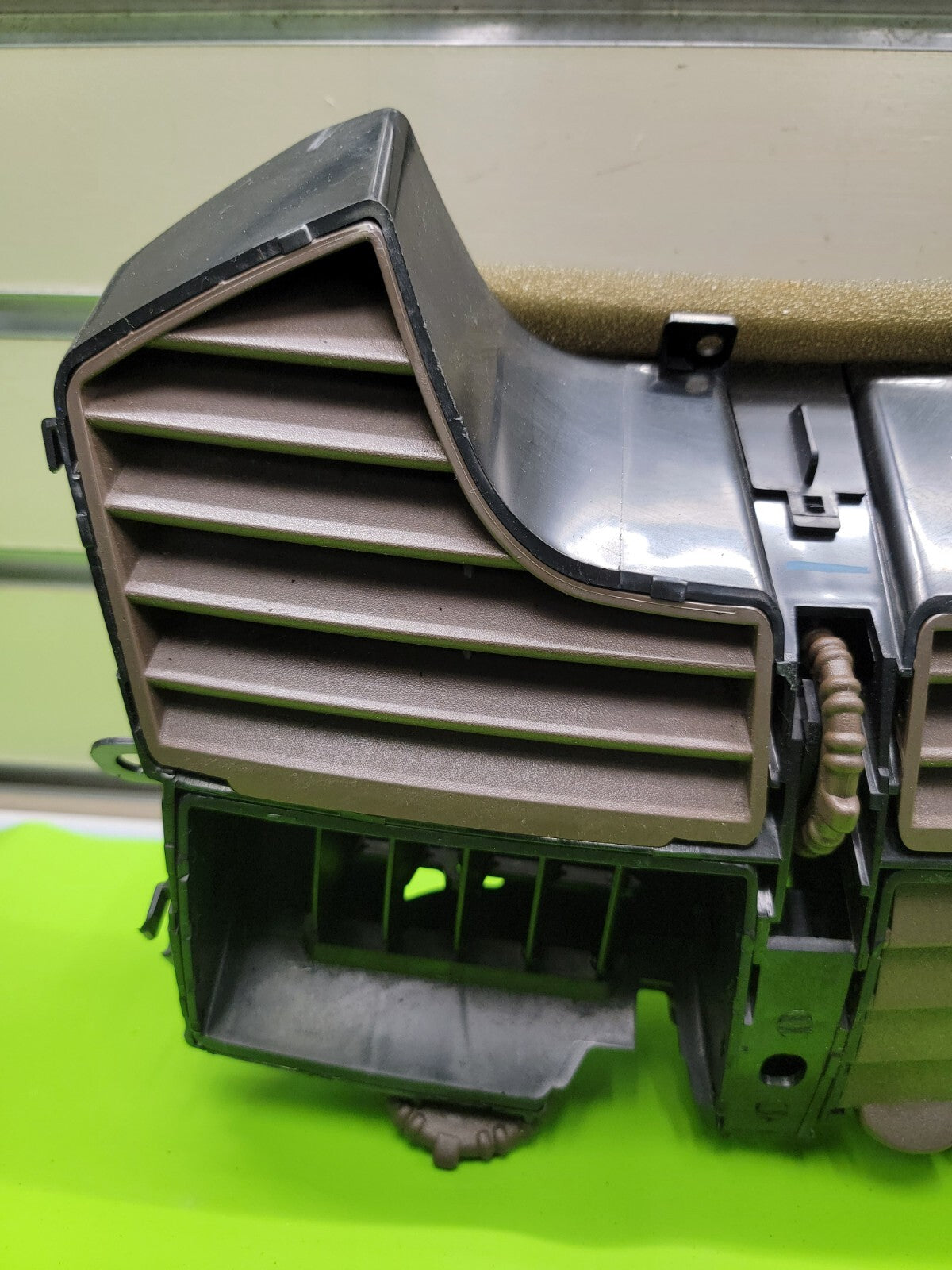 🔥2004-2008 Chevy Malibu Center Dash Vent Tan  OEM