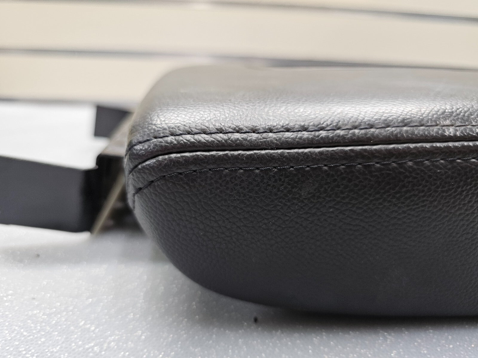 🔥07-13 Tahoe Suburban Yukon Leather Console Lid Armrest Cover Top Pad Black JS5
