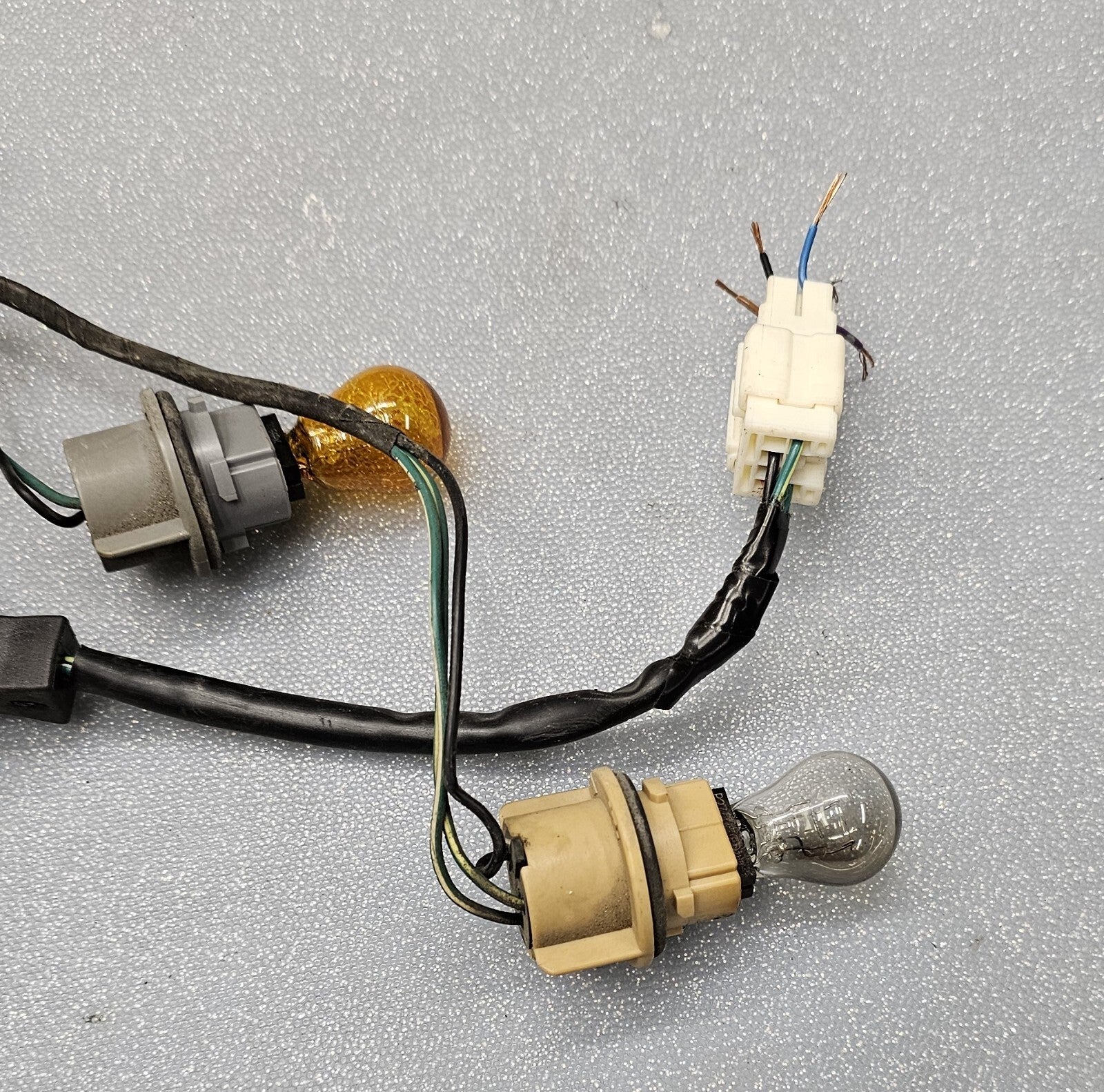 🔥2005-2012 NISSAN PATHFINDER TAIL LIGHT BULB SOCKET HARNESS OEM