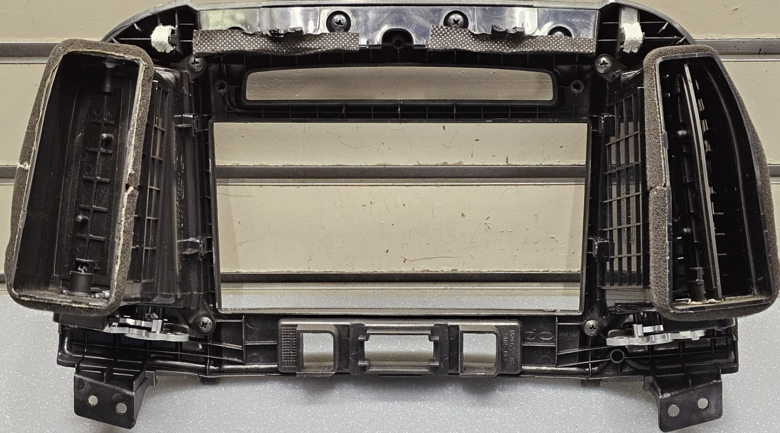 07-12 Santa Fe Dash AM FM Radio Stereo Audio Bezel Climate Trim Panel Black B53