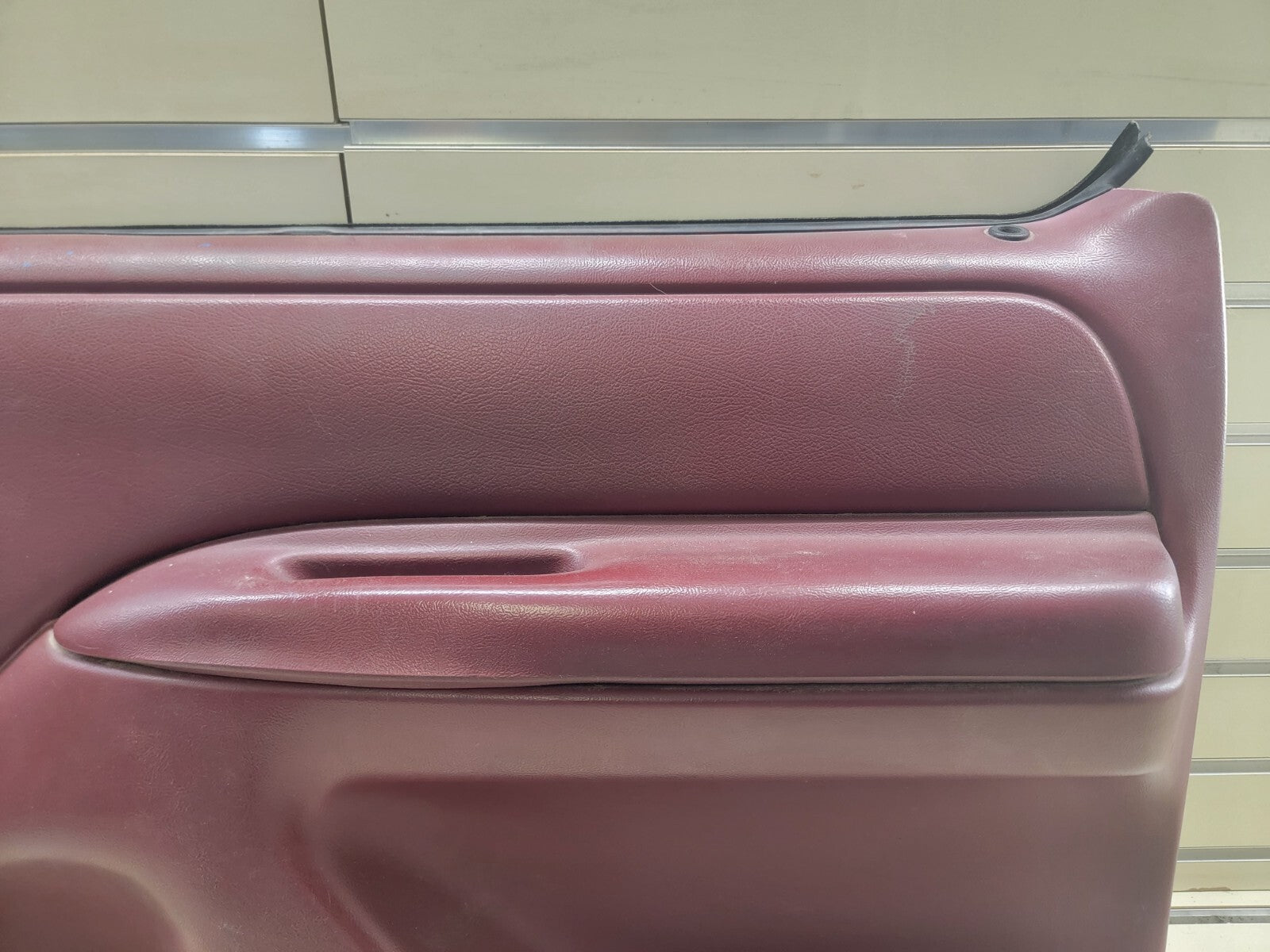 92-96 Ford F150 F250 BRONCO Door Panel Front right passenger 1/2 manual red D18