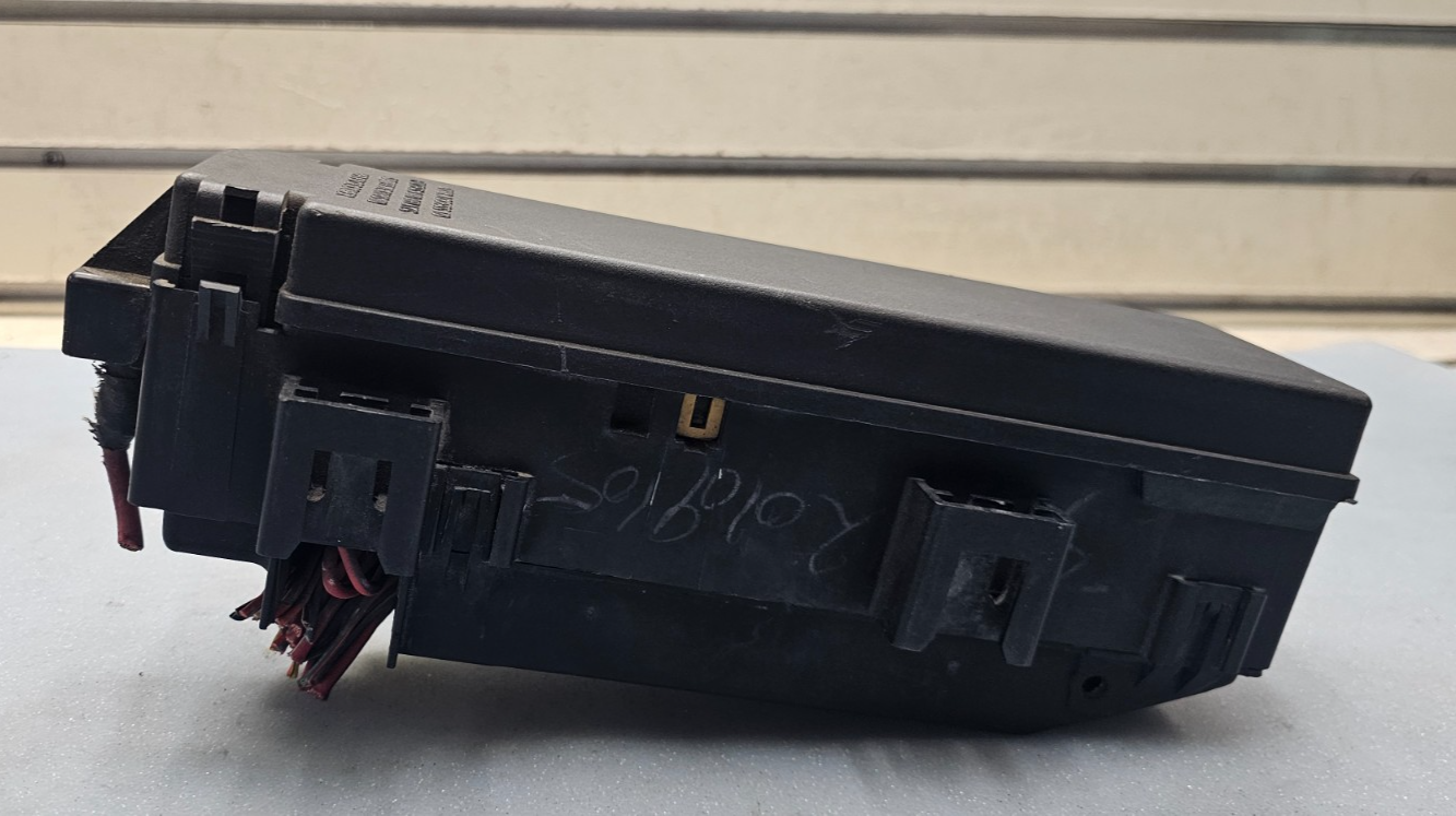 🔥2006 Commander Grand Cherokee 3.7L Engine HOOD FUSE Relay BOX Release Cover