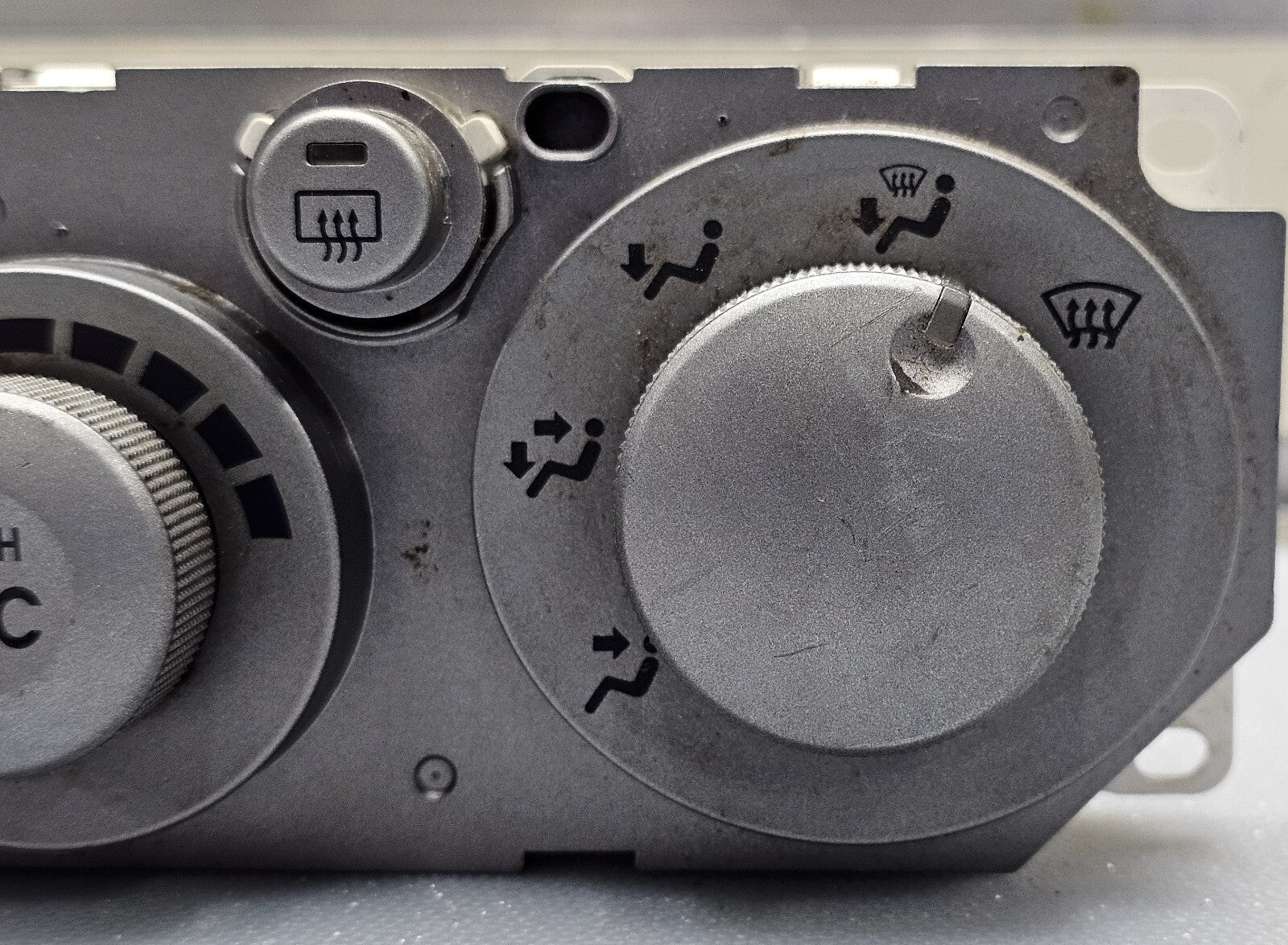 04-05 Mitsubishi Endeavor Dash AC Heater Climate Temperature Control Conditioner