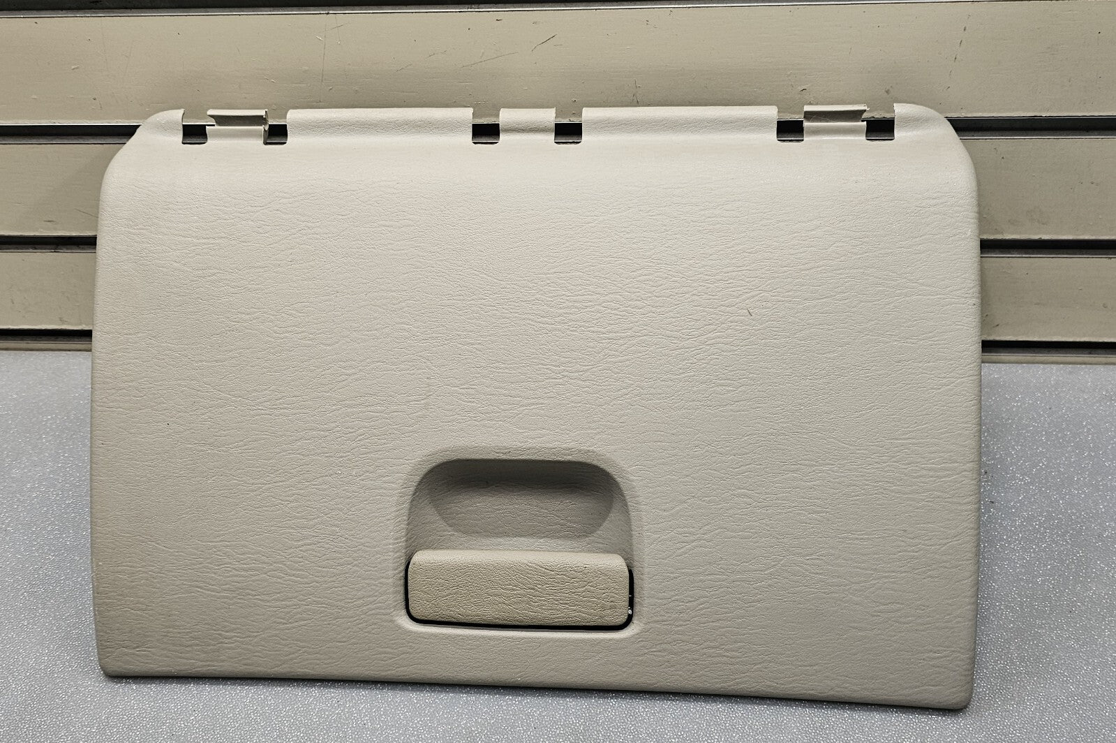 🔥01-07 CARAVAN TOWN COUNTRY VOYAGER DASH GLOVE BOX COMPARTMENT ASSEMBLY TAN