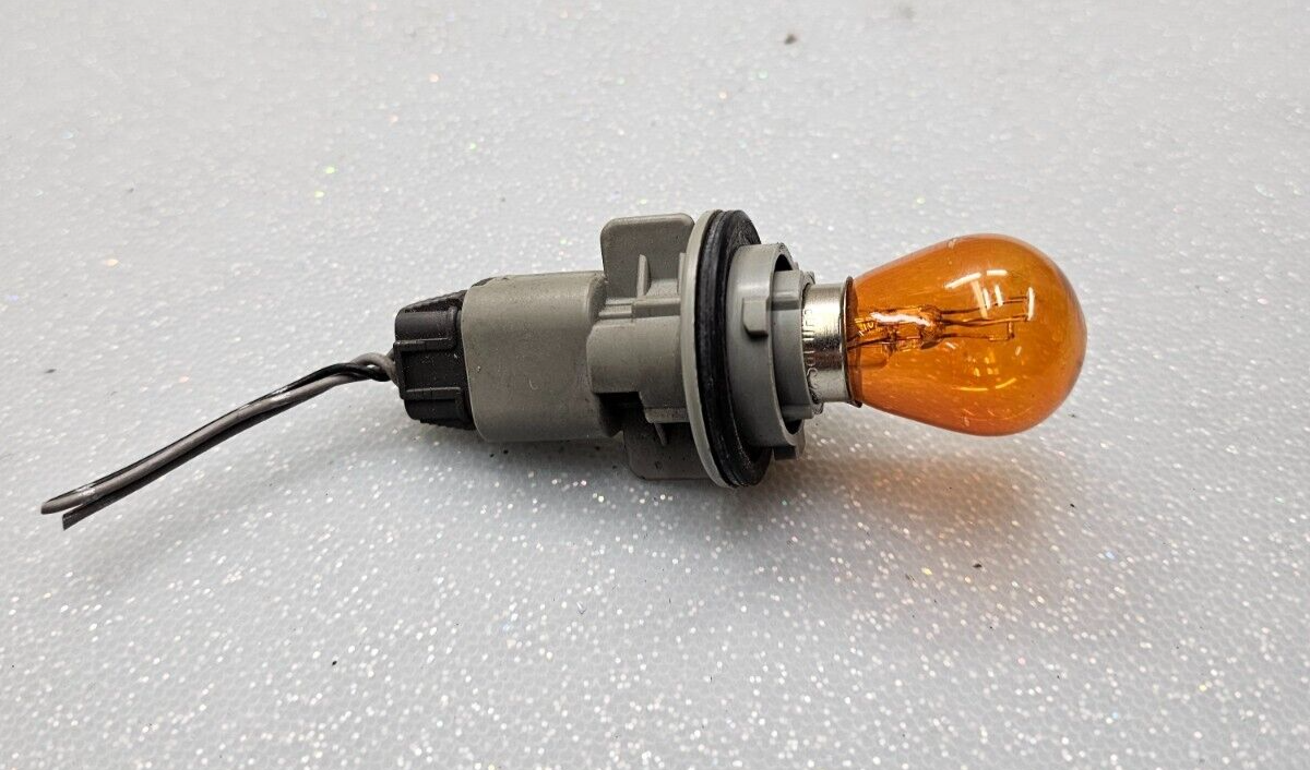 08-13 Nissan Rogue 99-04 Infiniti Turn Signal Light Bulb Socket Corner Flasher