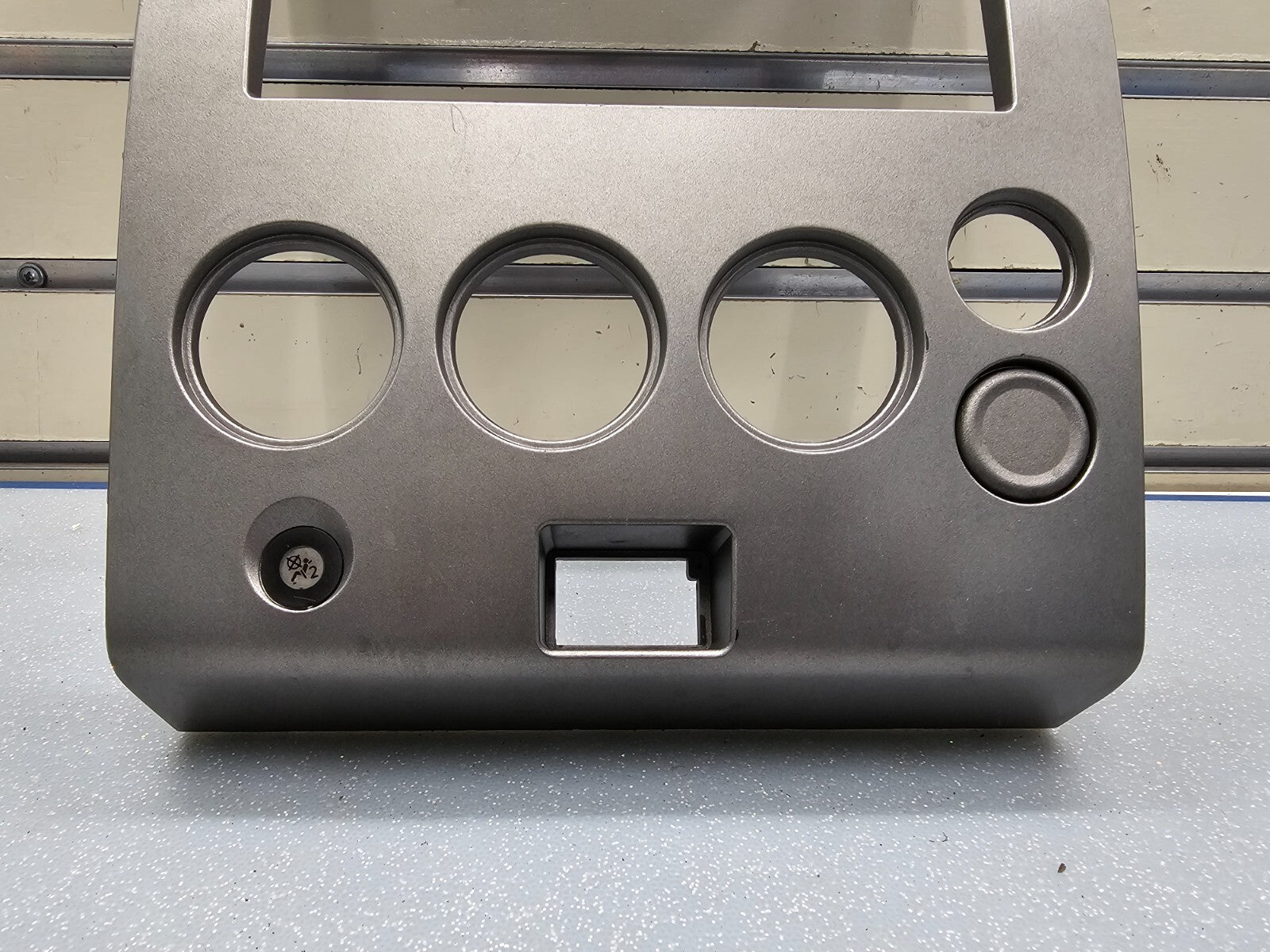 🔥04-07 NISSAN ARMADA STEREO RADIO DASH SURROUND PANEL TRIM BEZEL GREY
