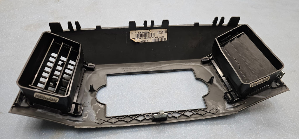 🔥05-07 Grand Cherokee Center Radio Dash Bezel Trim Panel Surround DK GRAY B30