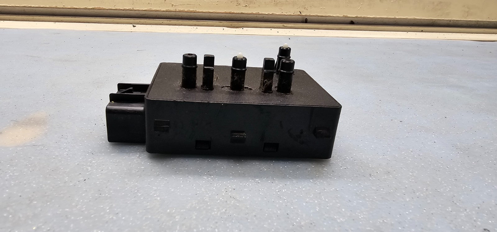🔥04-11 TRAILBLAZER ENVOY CADILLAC STS LEFT DRIVER SEAT SWITCH BEZEL BLACK