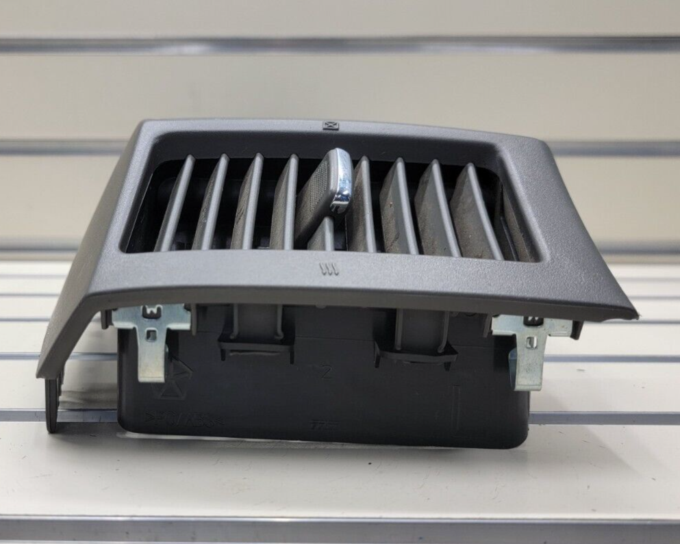 🔥2005-2007 Jeep Grand Cherokee Dash RADIO TRIM BEZEL W VENTS Gray B30
