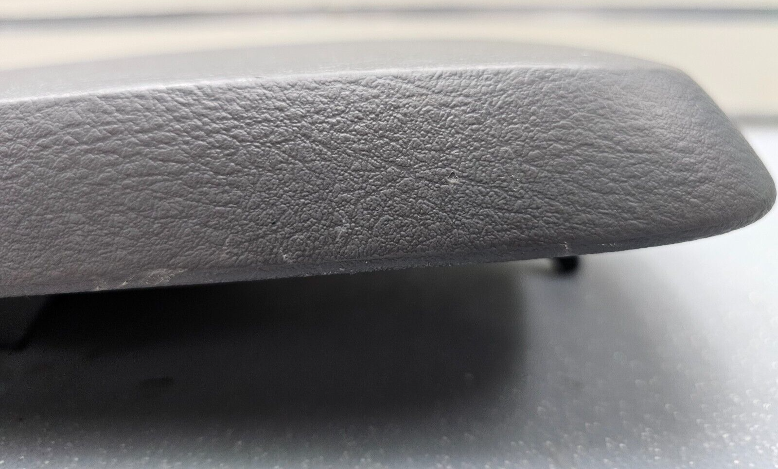02-05 EXPLORER Mountaineer Center Console Lid Armrest Top Pad Cover Assembly DG