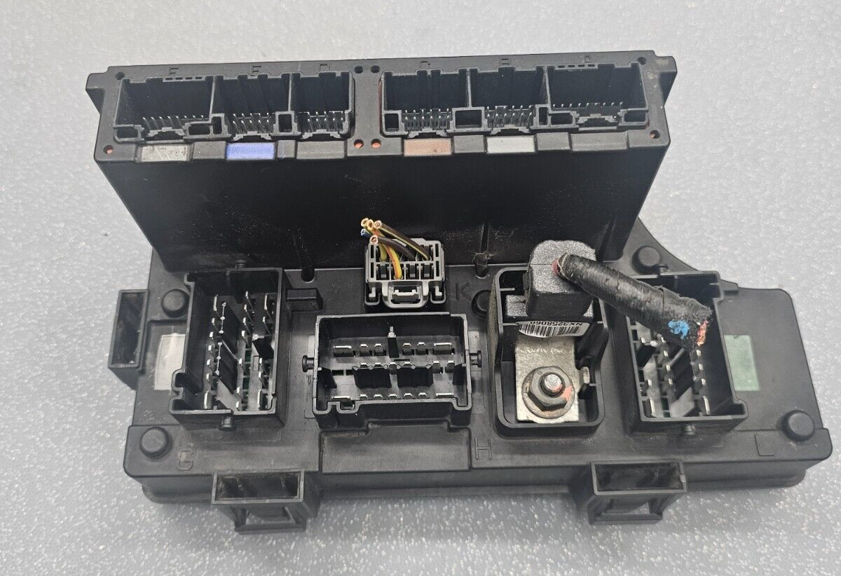 06-10 CHRYSLER PT CRUISER TIPM FUSE BOX RELAY CONTROL POWER MODULE HARD TOP BCM