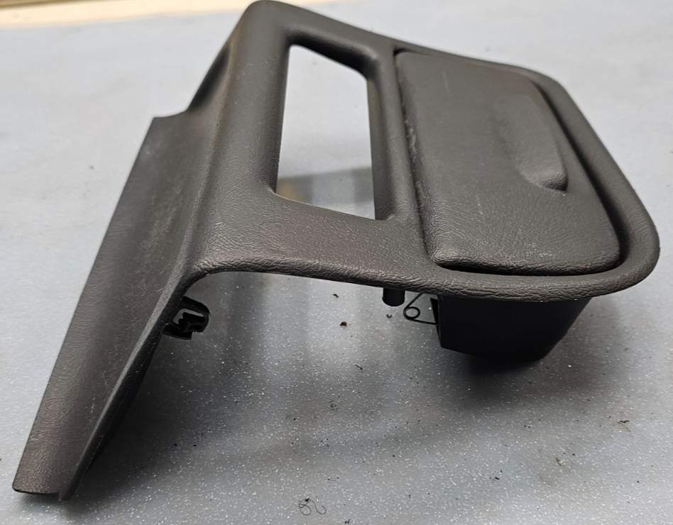 🔥99-02 SILVERADO TAHOE SIERRA CENTER CONSOLE FRONT LOWER BEZEL STORAGE BLACK