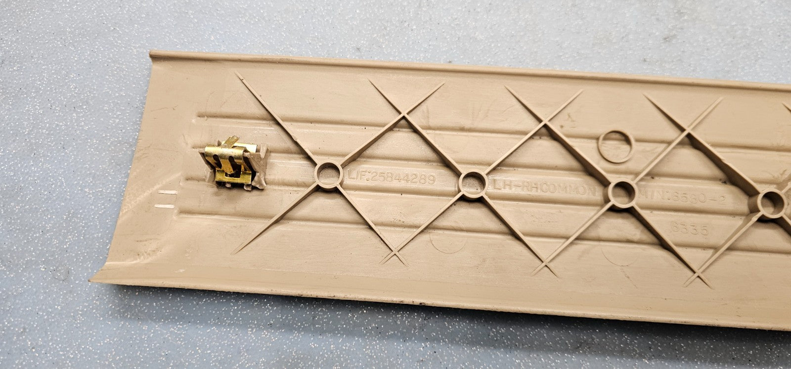 🔥07-14 SILVERADO SIERRA LEFT FRONT CREW CAB DOOR SILL SCUFF PLATE TRIM TAN