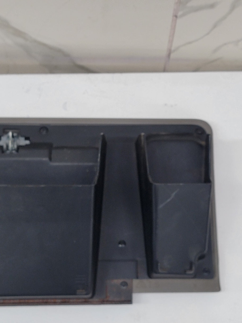 02-06 CADILLAC ESCALADE GLOVE BOX  DASH STORAGE COMPARTMENT OE LIGHT GRAY G9
