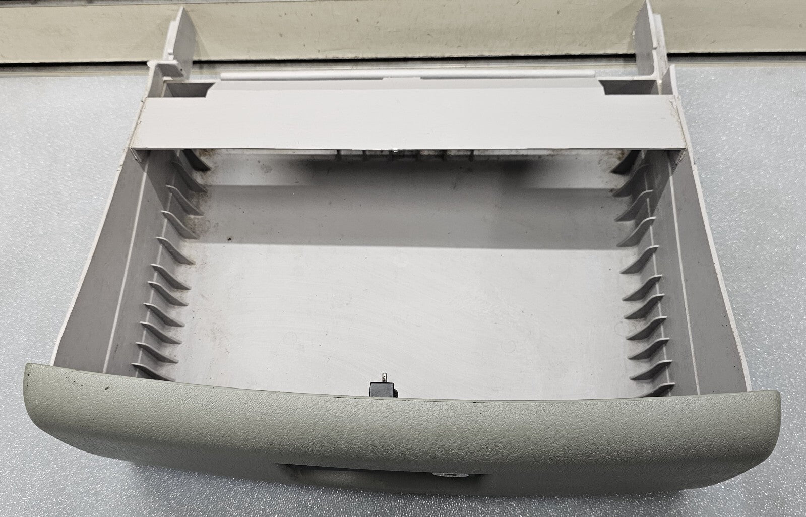 🔥01-07 CARAVAN TOWN COUNTRY DASH GLOVE BOX COMPARTMENT LID COVER ASSEMBLY GRAY