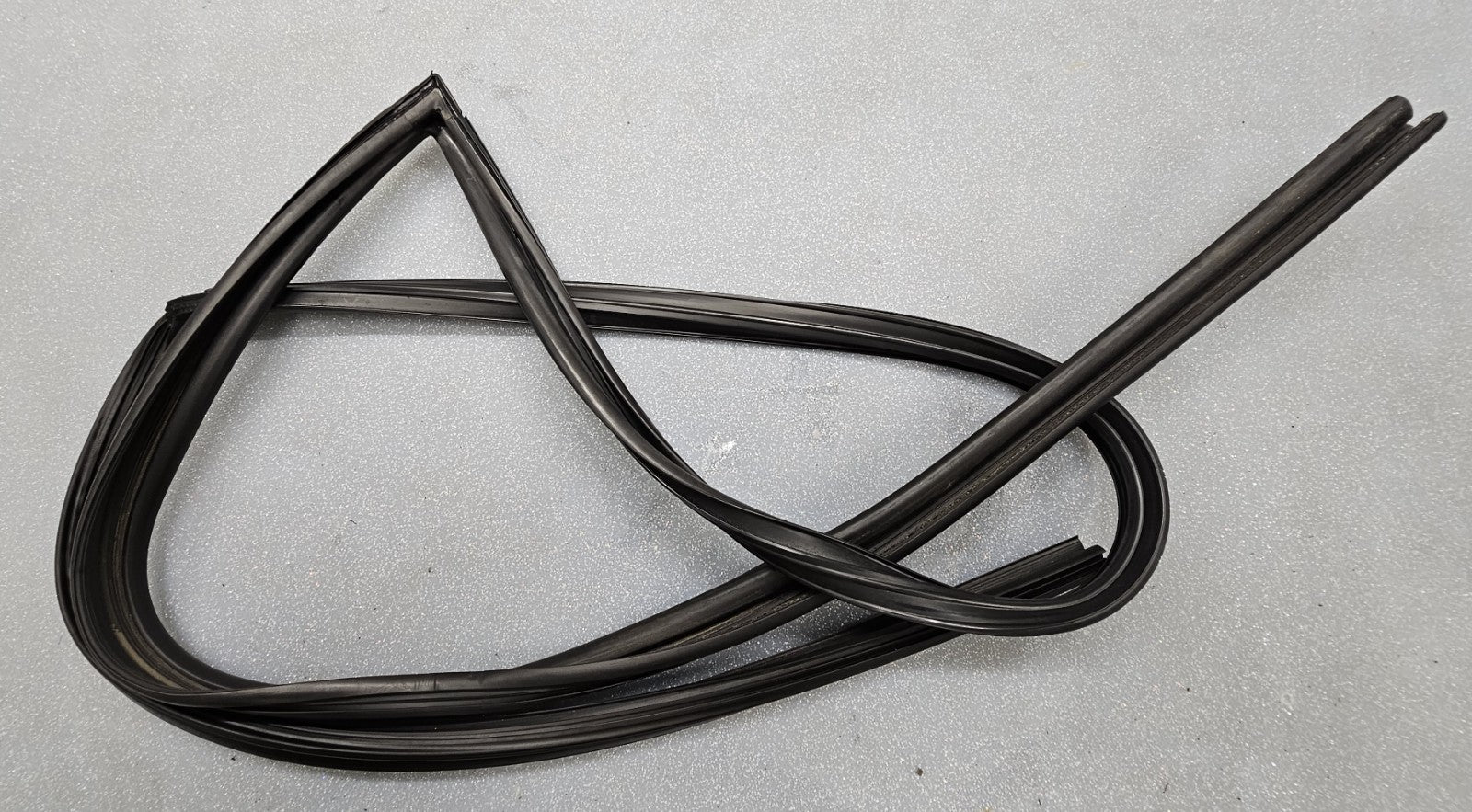 03-08 Pontiac Vibe front passenger WINDOW weatherstrip GUIDE channel seal b11/PV