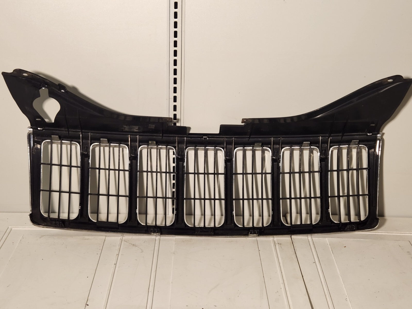 2005-2007 Jeep Grand Cherokee WK Front Grille Bezel Chrome Free Shipping SIL