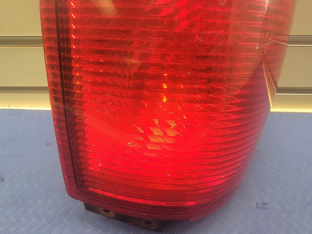 🔥1998-2000 Lincoln Navigator Right passenger Tail Light Lamp Outer Assembly