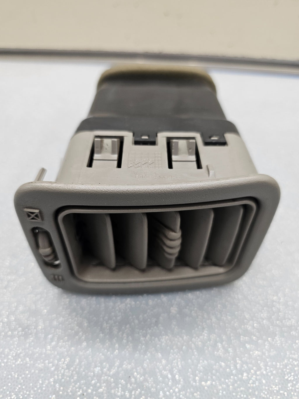 99-06 Silverado ESCALADE Dash A/C Heater AIRVENT Passenger Right LIGHT GRAY VT11