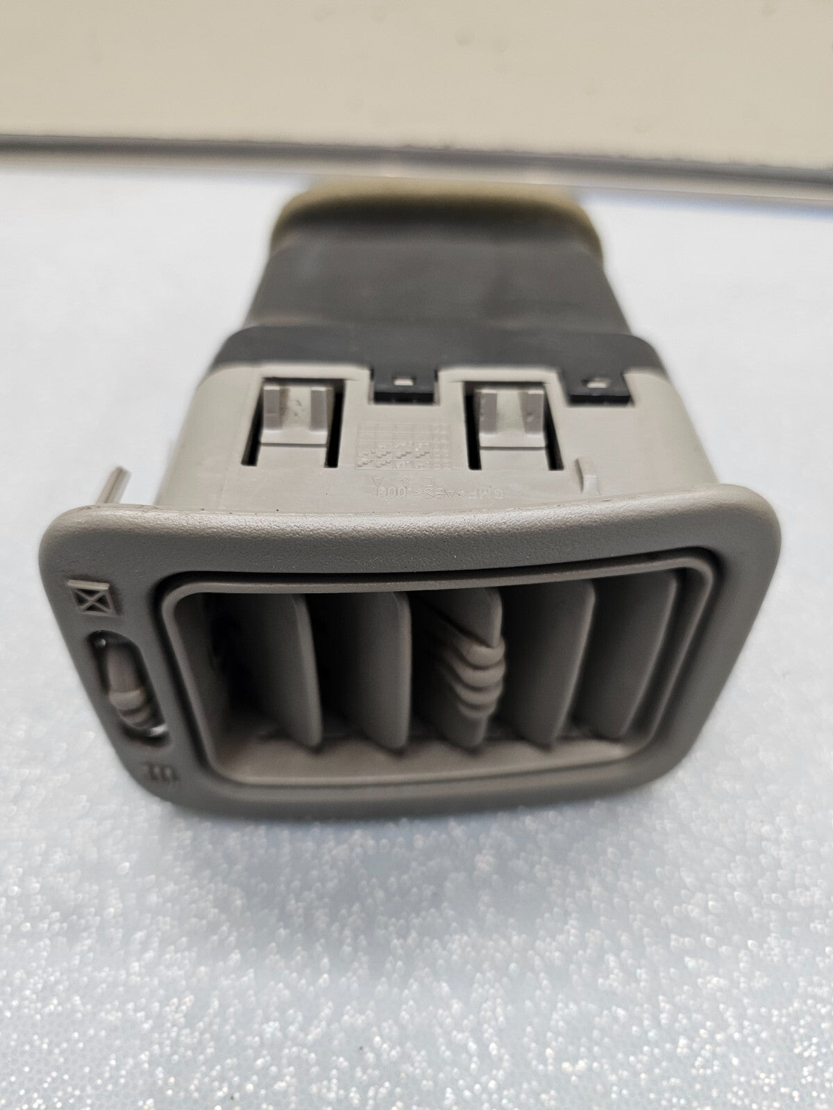 99-06 Silverado ESCALADE Dash A/C Heater AIRVENT Passenger Right LIGHT GRAY VT11