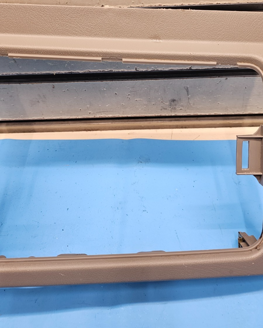 🔥03-06 CHEVY SILVERADO SIERRA DASH UPPER CENTER CONSOLE STORAGE CUBBY BEZEL TAN