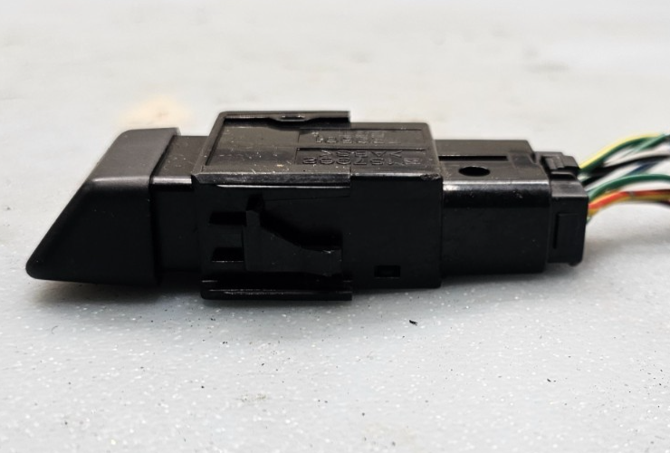 98-02 COROLLA 05-10 AVALON HAZARD EMERGENCY LIGHT SWITCH DRIVER ASSY DK BLACK
