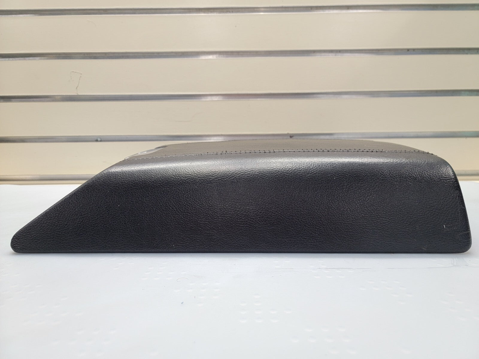 2003 - 2006 Lincoln Navigator Center Console Lid Armrest Dove Leather BLACK L18